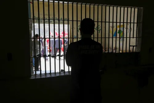 
				Mesmo com o déficit geral, cinco unidades têm vagas livres. Segundo a Justiça, regras contratuais impedem que algumas delas recebam presos acima do limite.
			
			