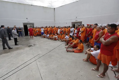 
				O presídio, em Maceió, tem capacidade para 596 presos, mas abriga 1.184 — praticamente o dobro do limite.
			
			