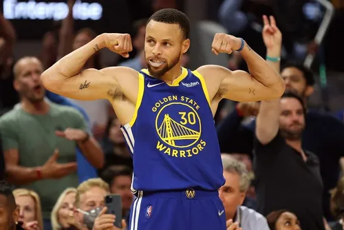 
				Stephen Curry renova com Golden State e pode completar 20 anos no time
			
			