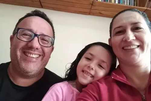 
				'Ti amo': Bilhetes escondidos em escova de cabelo emocionam pai três anos após morte da filha
			
			
