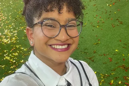 
				Tia Milena conta como foi o primeiro beijo e dispara: “Foi horrível”
			
			