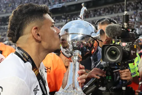 
				Tiquinho aceitou renegociar dívida alta para retornar ao Botafogo
			
			