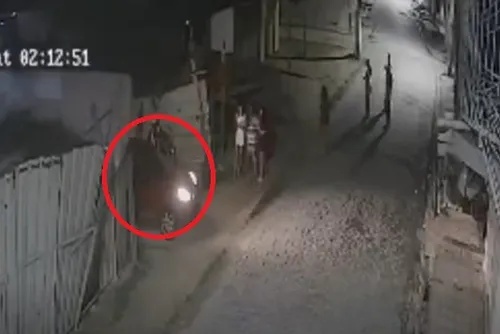 
				Vídeo mostra momento em que motoqueiro atira e mata instrutor de jiu-jitsu em São Miguel
			
			