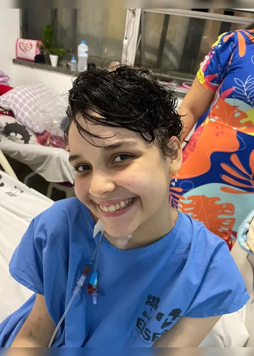
				A estudante Acsah Machado recebeu, aos 18 anos, o diagnóstico de leucemia linfoide aguda tipo T, em outubro de 2025. Antes da doença, ela dividia o tempo entre a faculdade de Direito, o trabalho e a participação na igreja.
			
			