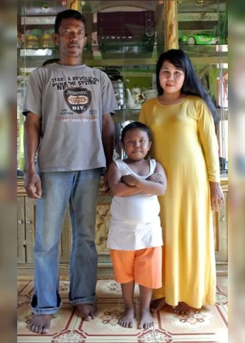 
				Lembra dele? Veja como ficou menino conhecido por fumar 40 cigarros por dia aos 2 anos
			
			