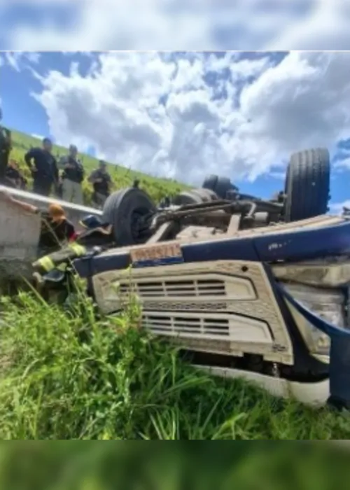 
				Motorista é resgatado das ferragens após carreta tombar na BR-101
			
			