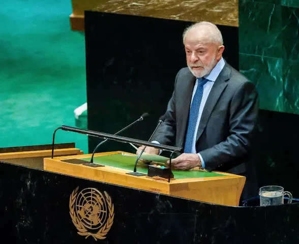 A caminho da ONU, Lula diz que Brasil respeita todos e "exige respeito"