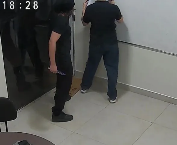 Adolescente de 15 anos esfaqueia professor pelas costas durante aula de reforço