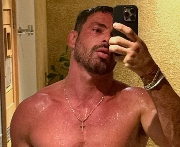 Aos 46 anos, Cauã Reymond vive romance discreto com jovem de 23 anos