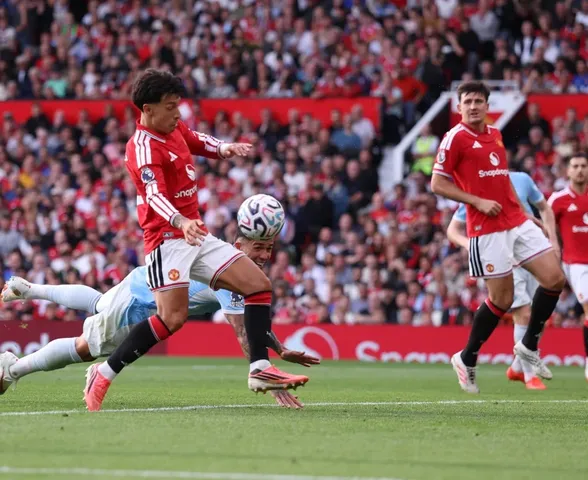 Arbitragem inglesa admite erro em gol de Haaland contra o Manchester United