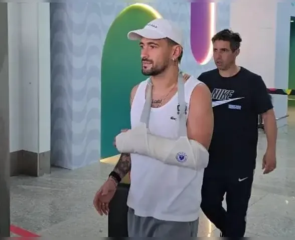 Arrascaeta desembarca no Rio para operar lesão no punho
