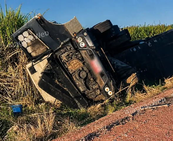 Caminhoneiro fica ferido após carreta tombar na BR-101, em São Miguel dos Campos