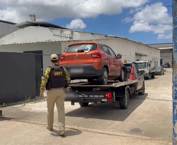 Carro furtado é encontrado abandonado após denúncia de moradores na Ponta Verde