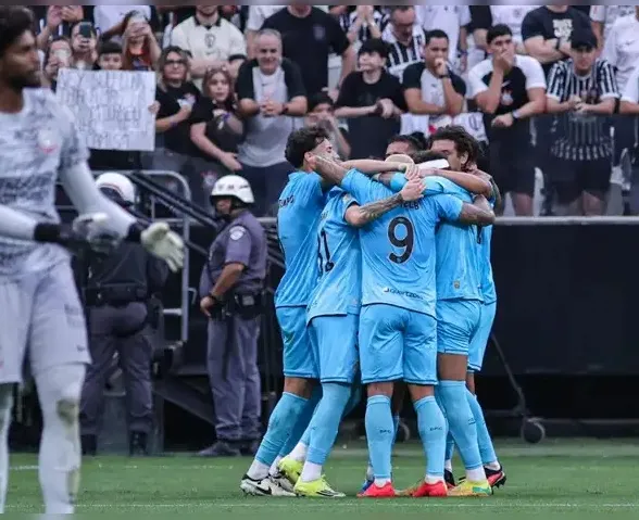Com Neymar, Santos vence o Corinthians e respira no Brasileirão