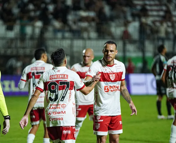 Com um gol em cada tempo, CRB vence Athletic e entra no G-6 da Série B: 2 a 0
