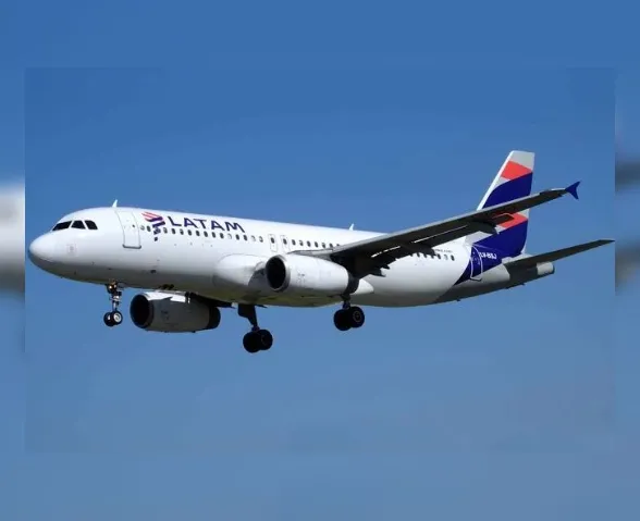 Companhia aérea deve indenizar casal após falha na prestação de serviço