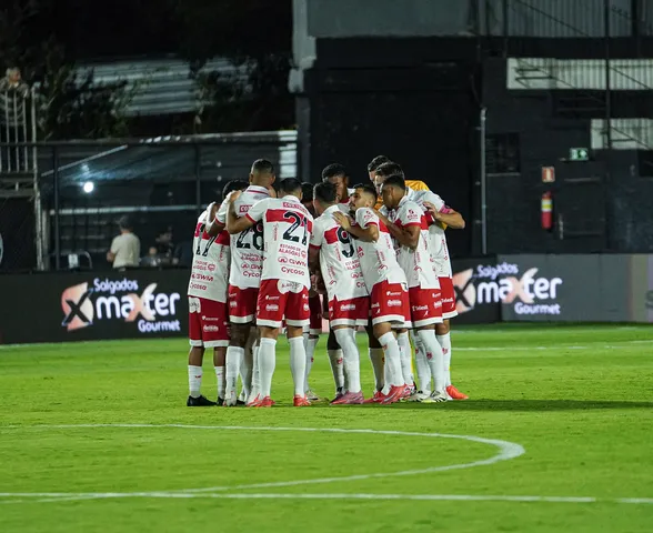 CRB entra em campo contra o Juventude com oito jogadores pendurados