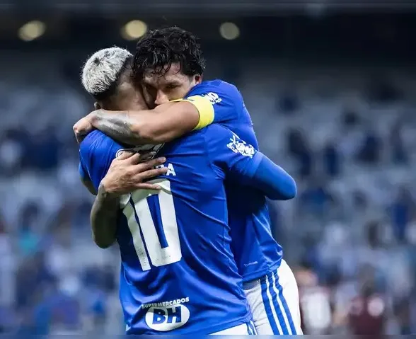 Cruzeiro vence o Athletico-PR em jogo marcado por protestos