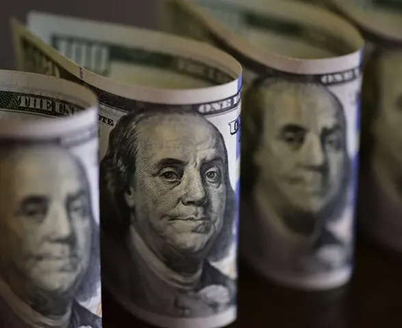 Dólar cai e Bolsa dispara com Petrobras surfando em nova alta do petróleo