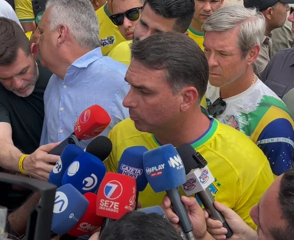 Em Arapiraca, Flávio Bolsonaro promete 'Brasil sem filas' na saúde e mais investimentos no Nordeste