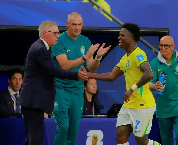 Em baixa, Vinícius Jr. é elogiado por Carlo Ancelotti: "Qualidade inegável"