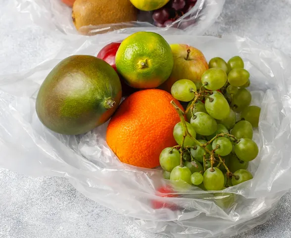 Evitar contato de plástico com alimentos reduz químicos no corpo em 7 dias