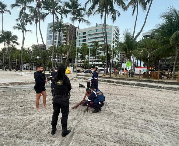 Homem é resgatado de afogamento após entrar no mar para fugir de grupo