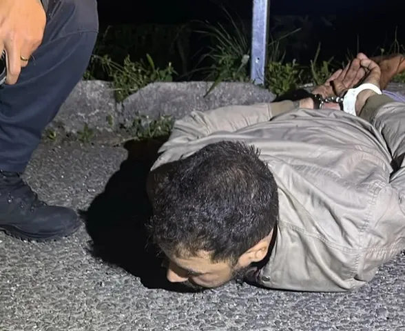 Homem suspeito de matar companheira estava sujo de sangue e em posse de uma faca quando foi preso