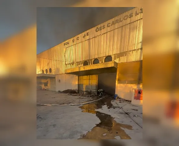Incêndio de grandes proporções atinge galpão em polo de confecções em Delmiro Gouveia