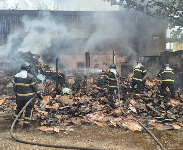 Incêndio destrói depósito de recicláveis e causa prejuízo de R$ 10 mil em Maceió