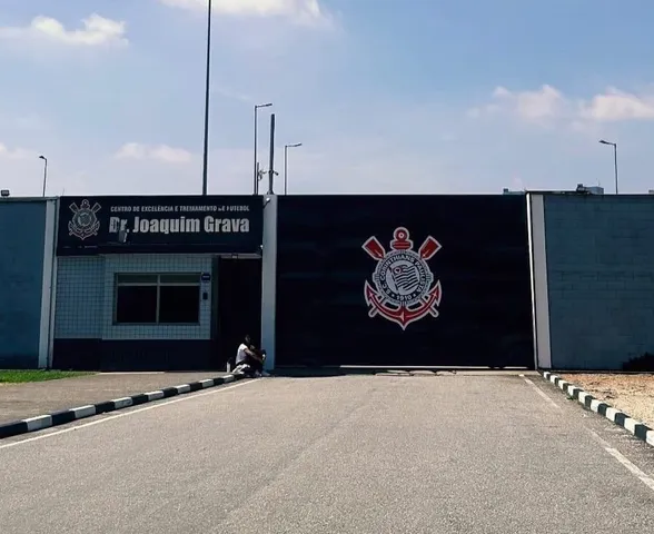 Integrantes de organizadas do Corinthians vão ao CT Joaquim Grava e se reúnem com elenco