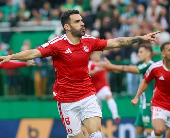 Internacional vence Chapecoense e ganha fôlego contra o Z-4 do Brasileirão