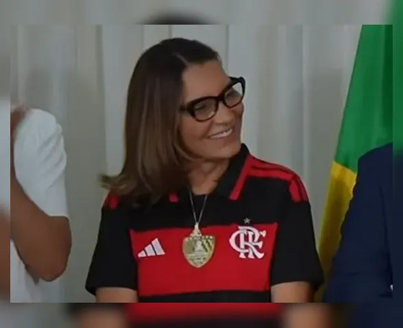 Janja usa medalha de Nossa Senhora em meio à polêmica com padroeira