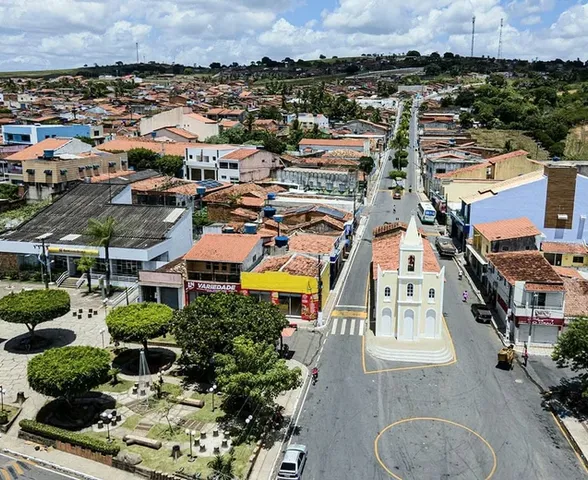 Homem quebra janela, invade casa e arranca filha dos braços da mãe em Feira Grande