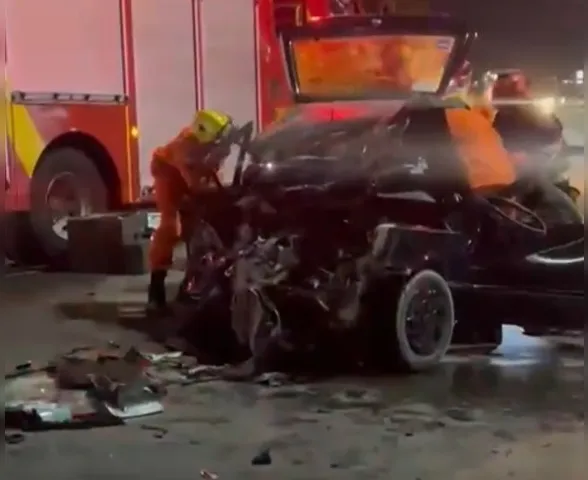 Motorista fica preso às ferragens após grave acidente entre carro e carreta na Forene, em Maceió