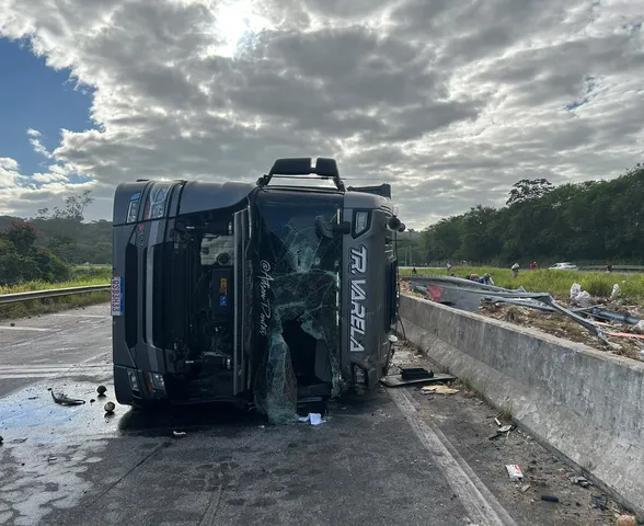 Motorista morre após caminhão carregado de coco tombar na BR-101, no Pilar