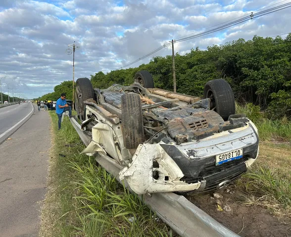 Motorista perde controle e capota SW4 com quatro pessoas na AL-101 Sul