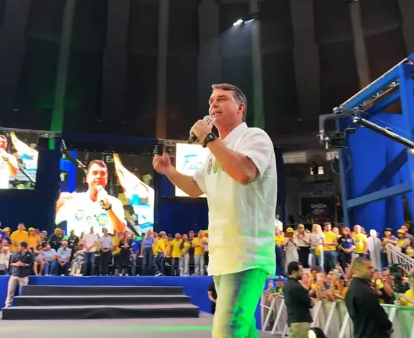 No RJ, Flávio defende anistia, castração química e o Bolsa Família