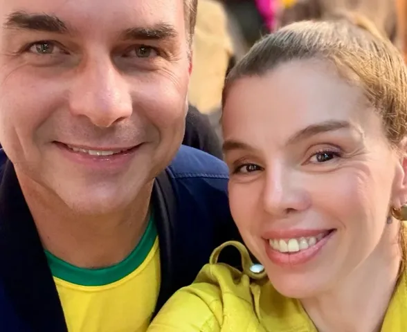 Penélope Nova posa com Flávio Bolsonaro e é criticada por fãs da MTV