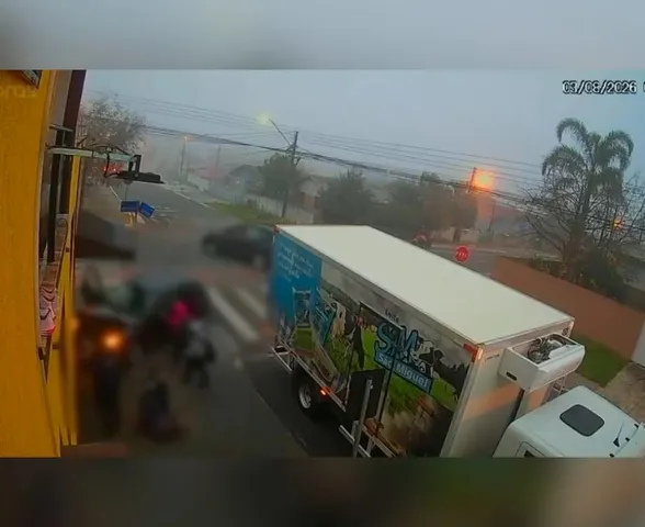 Por ciúmes, mulher joga carro em calçada para matar adolescentes
