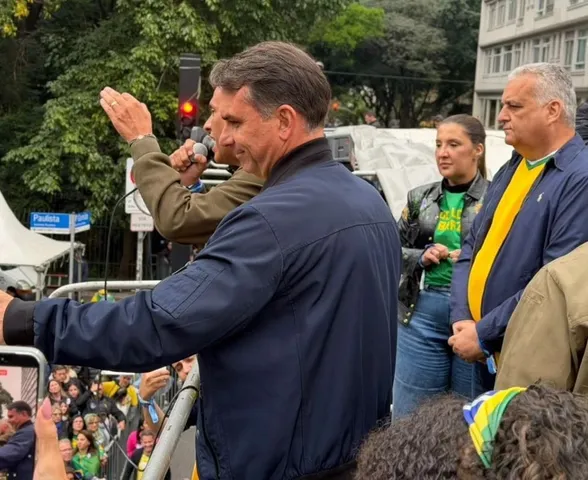 "Quem vota em Lula, vota em Alexandre de Moraes", diz Flávio em ato em SP