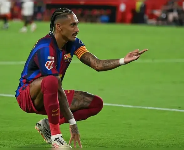 Raphinha anota segundo hat-trick consecutivo, Barcelona vira sobre Sevilla e segue 100%