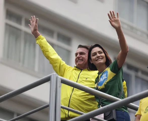 TRE-DF manda suspender propaganda de Michelle que usa imagem de Bolsonaro