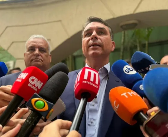Vídeo: Flávio Bolsonaro defende texto alternativo à PEC do fim da 6x1
