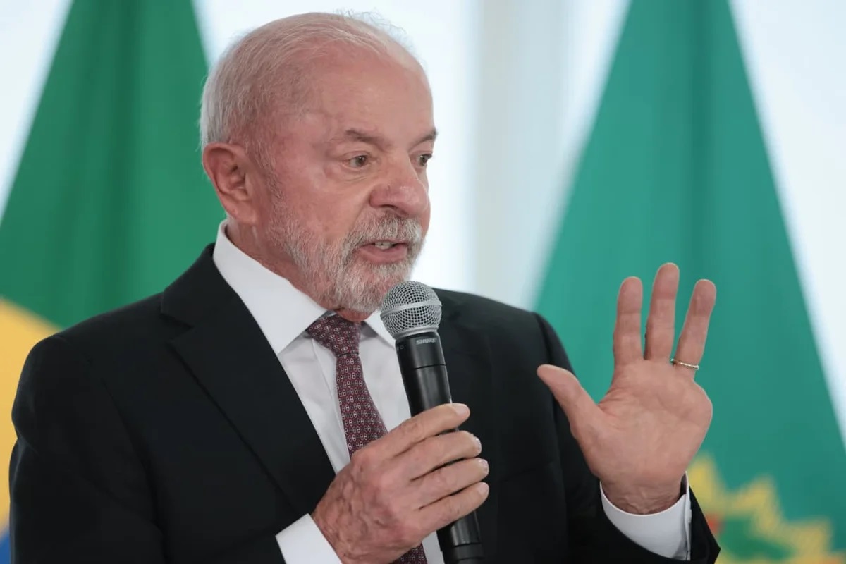 A 17 dias das eleições, Lula anuncia reajuste no Bolsa Família