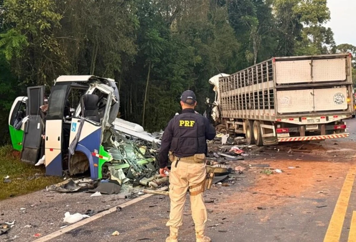 Acidente entre micro-ônibus e carreta deixa 23 mortos; veja vídeo