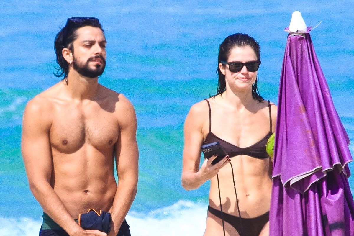 Agatha Moreira e Rodrigo Simas exibem boa forma em dia de praia