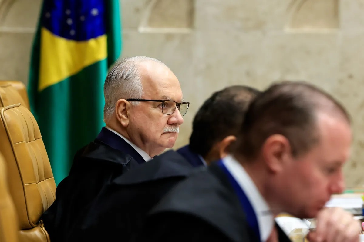 AGU diz que Fachin restaura ordem ao suspender decisões de Mendonça e Dino