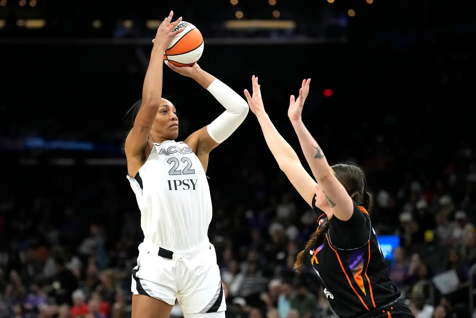 A'ja Wilson marca 38 pontos e o Aces atropela o Fever por 102 a 85 no Jogo 1