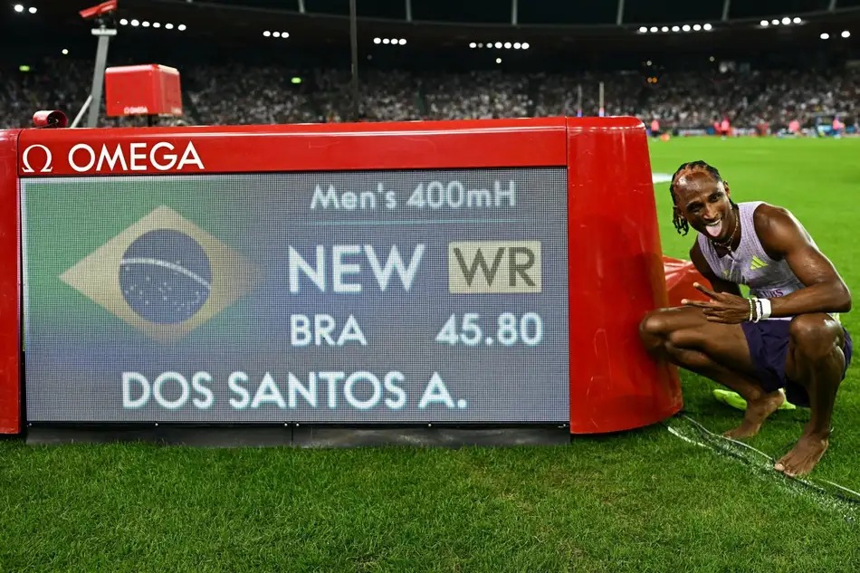 Alison dos Santos quebra recorde mundial dos 400m com barreiras